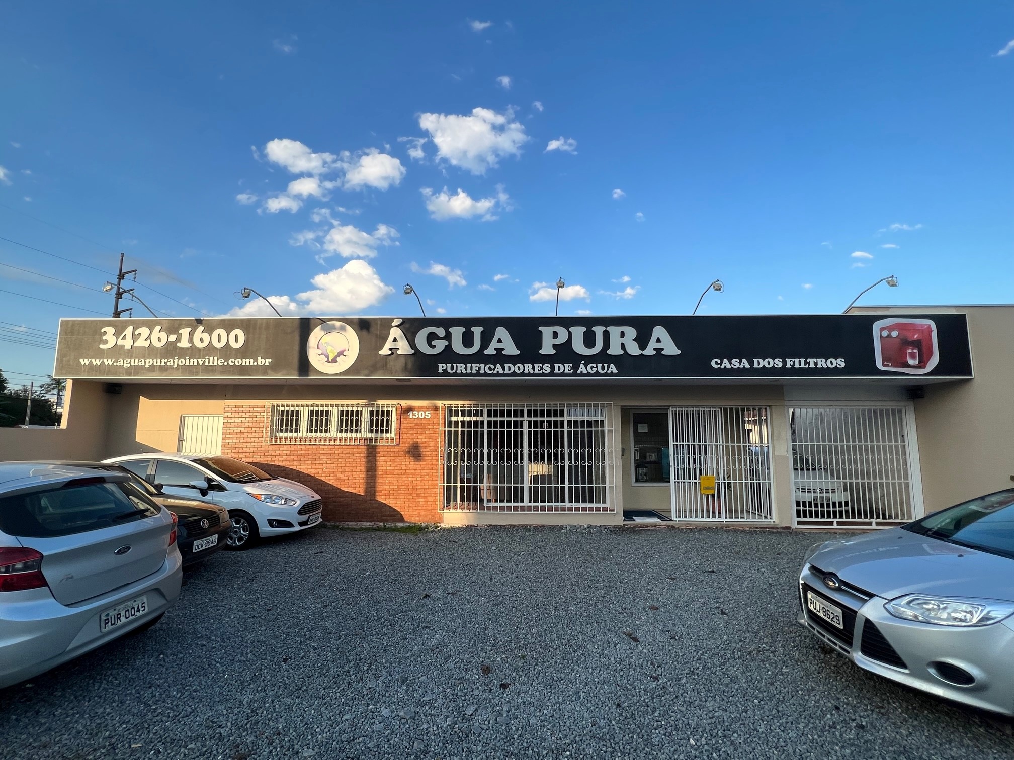 Fachada da loja Água Pura Joinville, com o letreiro e a entrada do estabelecimento.